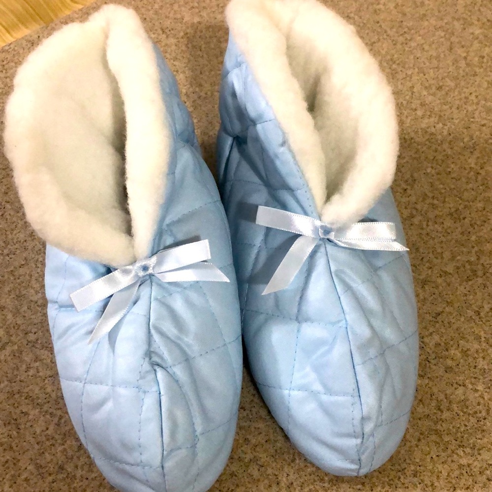 Hanes super comfy slippers NWOT